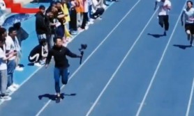 Faza zilei! Un cameraman a reușit să întreacă alergătorii la o cursă de 100 de metri